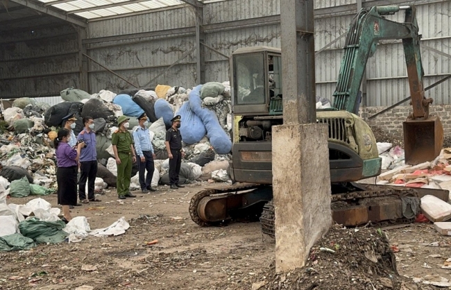 Quảng Ninh: Tiêu hủy gần 25 tấn chân gà đông lạnh không rõ nguồn gốc