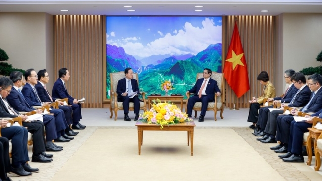 Thủ tướng Phạm Minh Chính tiếp Tổng Giám đốc Samsung