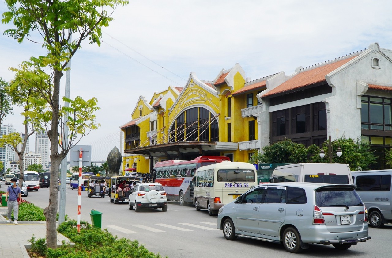Du khách vào Cảng tàu khách quốc tế Hạ Long. Ảnh Tiến Dũng