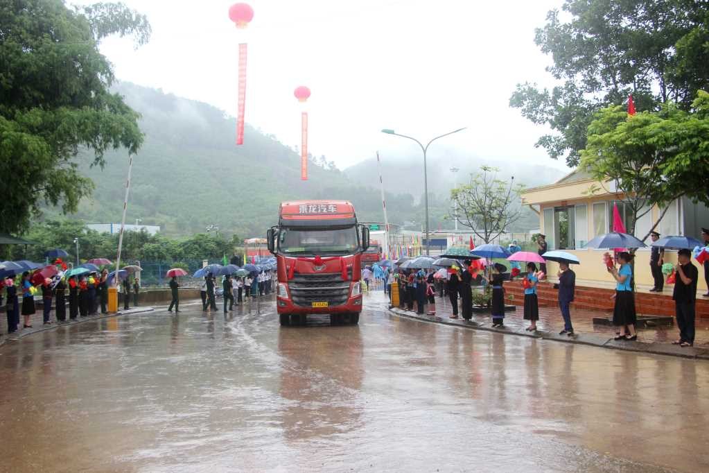 Xe hàng xuất, nhập khẩu được thông quan qua cặp cửa khẩu song phương Hoành Mô (Việt Nam) - Động Trung (Trung Quốc). Ảnh Cổng TTĐT Quảng Ninh