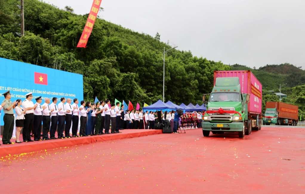 Xe hàng xuất, nhập khẩu thông quan qua lối thông quan Bắc Phong Sinh (Việt Nam) - Lý Hỏa (Trung Quốc). Ảnh Cổng TTĐT Quảng Ninh