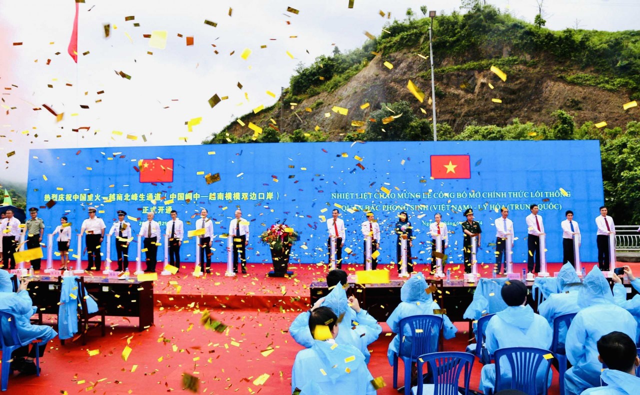 Các đại biểu thực hiện nghi thức Lễ công bố lối thông quan Bắc Phong Sinh (Việt Nam) - Lý Hỏa (Trung Quốc) tại cửa khẩu Bắc Phong Sinh (Hải Hà, Quảng Ninh, Việt Nam). Ảnh Cổng TTĐT Quảng Ninh