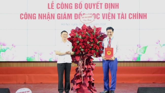 Trao quyết định công nhận PGS.TS Nguyễn Đào Tùng làm Giám đốc Học viện Tài chính