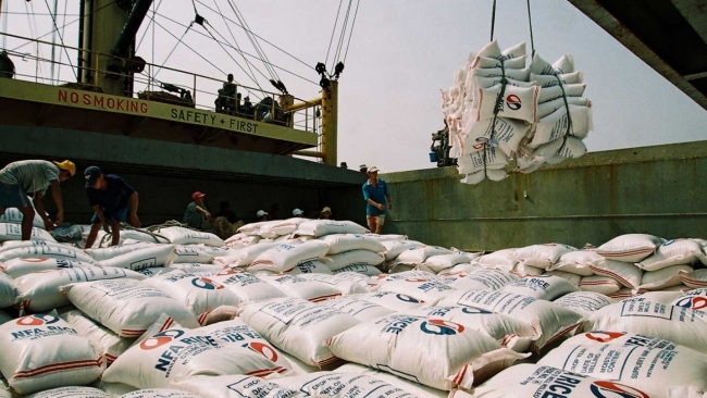Ngày 2/7: Giá gạo trong nước giảm 100 đồng/kg, gạo xuất khẩu ổn định
