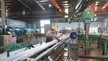 Vietnam boosts industrial production, attracts large-scale projects