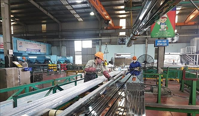 Vietnam boosts industrial production, attracts large-scale projects