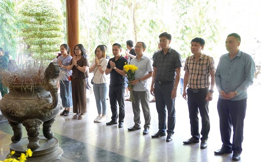 Thời báo Tài chính Việt Nam về nguồn dâng hương tri ân các anh hùng liệt sỹ