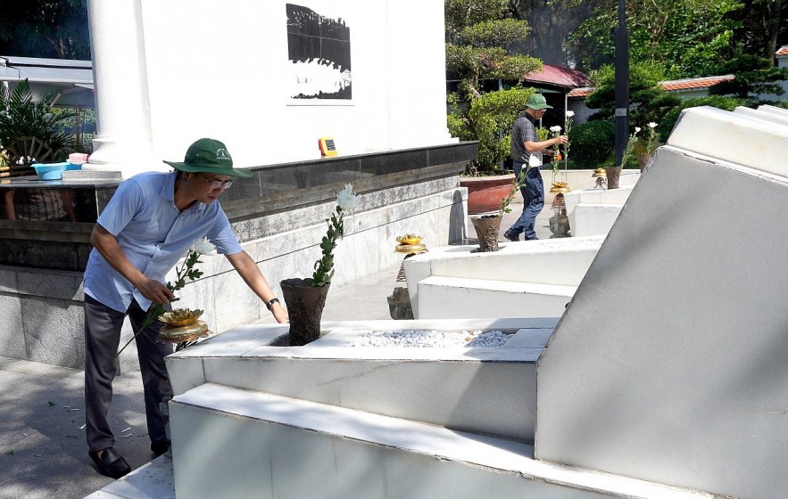 Đoàn công tác Thời báo Tài chính Việt Nam dâng hương tri ân các anh hùng liệt sỹ tại các tỉnh miền Trung