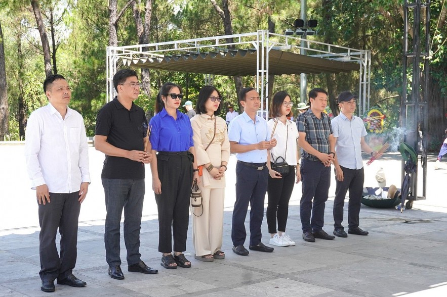 Đoàn công tác Thời báo Tài chính Việt Nam dâng hương tri ân các anh hùng liệt sỹ tại các tỉnh miền Trung