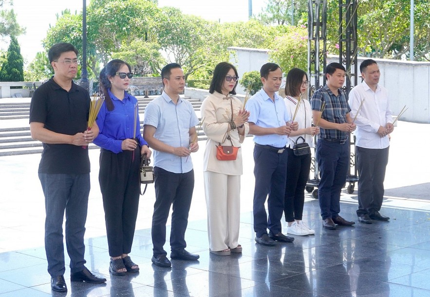 Đoàn công tác Thời báo Tài chính Việt Nam dâng hương tri ân các anh hùng liệt sỹ tại các tỉnh miền Trung