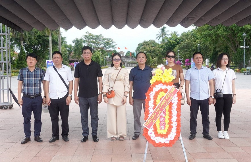 Đoàn công tác Thời báo Tài chính Việt Nam dâng hương tri ân các anh hùng liệt sỹ tại các tỉnh miền Trung