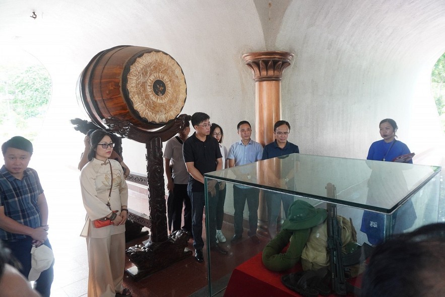 Đoàn công tác Thời báo Tài chính Việt Nam dâng hương tri ân các anh hùng liệt sỹ tại các tỉnh miền Trung