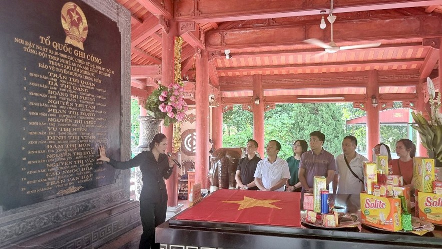 Đoàn công tác Thời báo Tài chính Việt Nam dâng hương tri ân các anh hùng liệt sỹ tại các tỉnh miền Trung