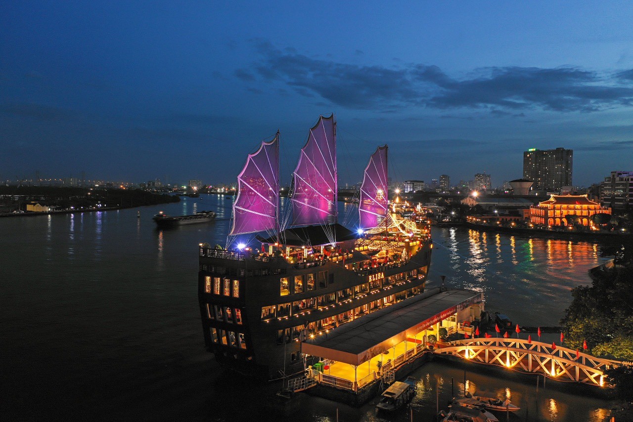 TP. Hồ Chí Minh: Du lịch phục hồi mạnh, doanh thu 10 tháng vượt 200.000 tỷ đồng