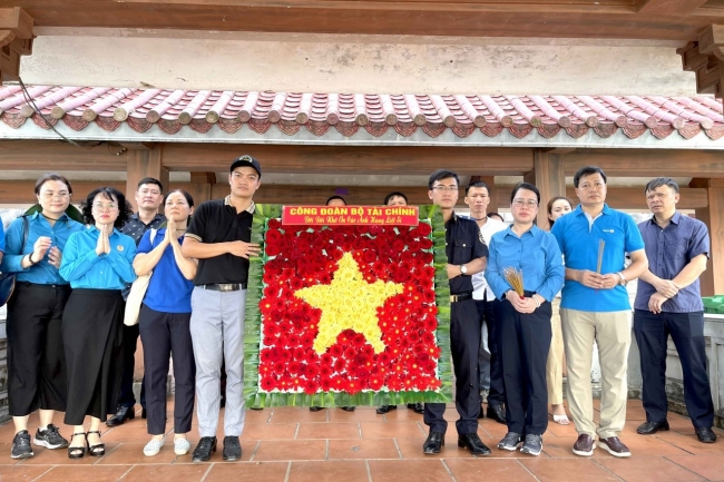 Công đoàn Bộ Tài chính dâng hương tưởng niệm các anh hùng, liệt sỹ tại Quảng Trị