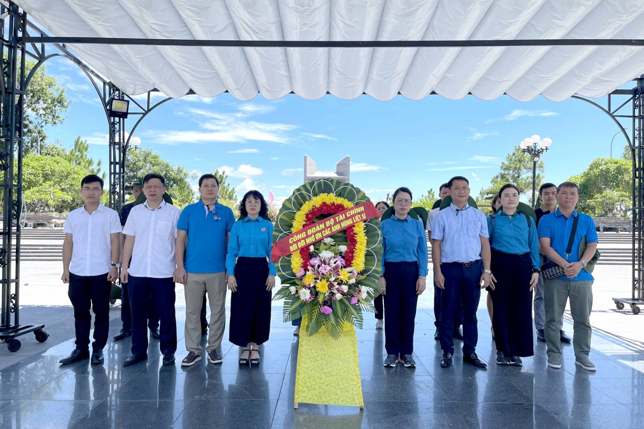 Công đoàn Bộ Tài chính dâng hương tưởng niệm các anh hùng, liệt sỹ tại Quảng Trị