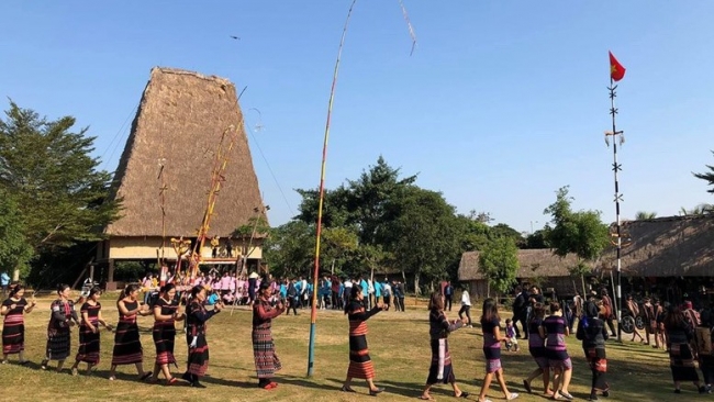 Hỗ trợ chi phí sinh hoạt cho đồng bào các dân tộc ở Làng Văn hóa - Du lịch các dân tộc Việt Nam