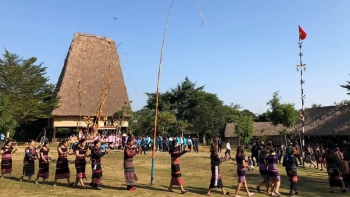 Hỗ trợ chi phí sinh hoạt cho đồng bào các dân tộc ở Làng Văn hóa - Du lịch các dân tộc Việt Nam