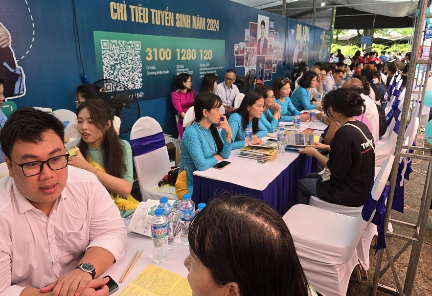 Học viện Tài chính giải đáp nhiều thông tin hữu ích cho hàng nghìn thí sinh