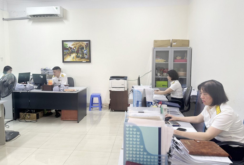 Đội Quản lý nợ và cưỡng chế nợ (Chi cục Thuế TP Hạ Long) rà soát, phân loại nợ thuế. Ảnh Cục thuế tỉnh Quảng Ninh