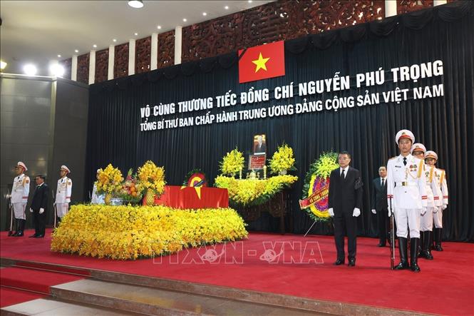 Xúc động hình ảnh vợ, con và gia đình trước linh cữu Tổng Bí thư Nguyễn Phú Trọng