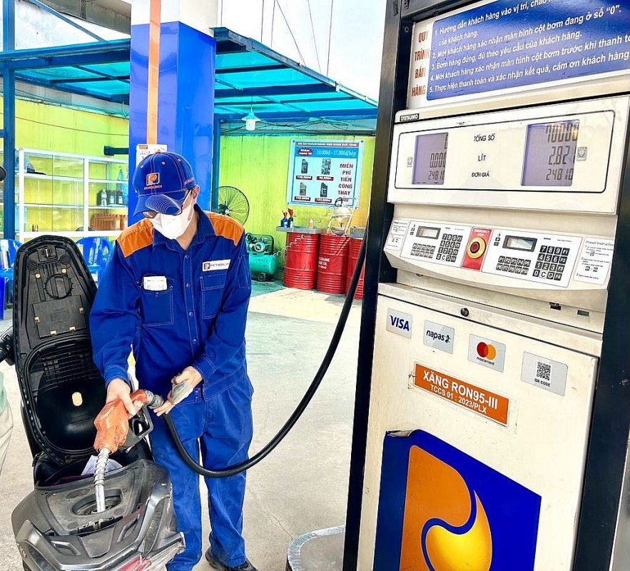 Giá xăng RON95-III giảm xuống dưới ngưỡng 23.000 đồng/lít