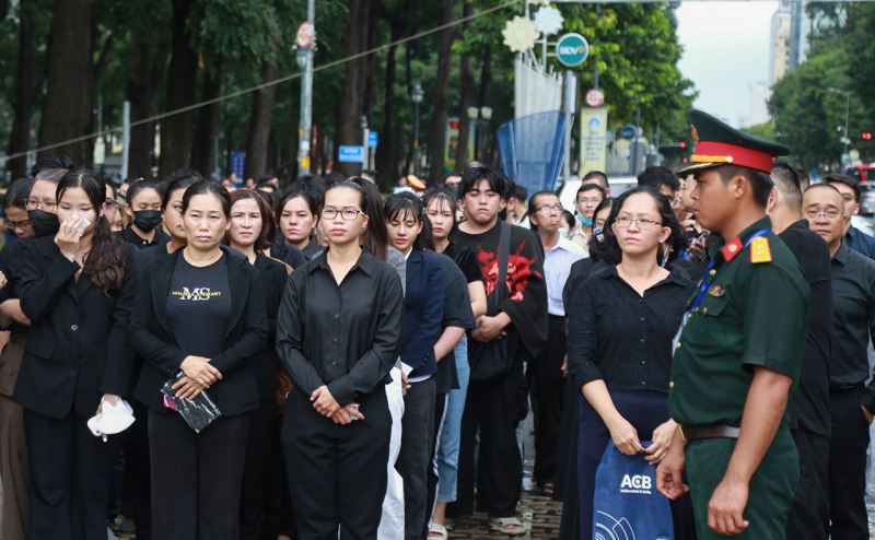 Người dân miền Nam đội mưa đến viếng Tổng Bí thư Nguyễn Phú Trọng