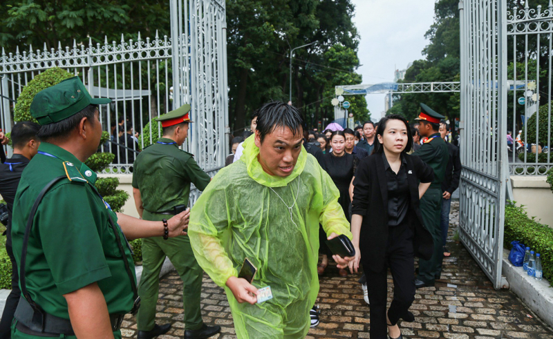 Người dân miền Nam đội mưa đến viếng Tổng Bí thư Nguyễn Phú Trọng