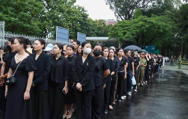 Người dân miền Nam đội mưa đến viếng Tổng Bí thư Nguyễn Phú Trọng