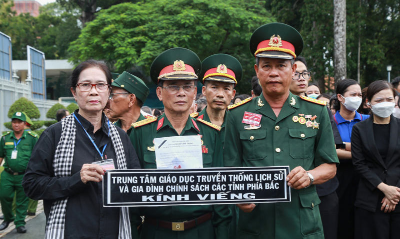 Người dân miền Nam đội mưa đến viếng Tổng Bí thư Nguyễn Phú Trọng