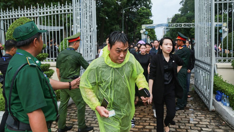 Người dân TP. Hồ Chí Minh đội mưa đến viếng Tổng Bí thư Nguyễn Phú Trọng