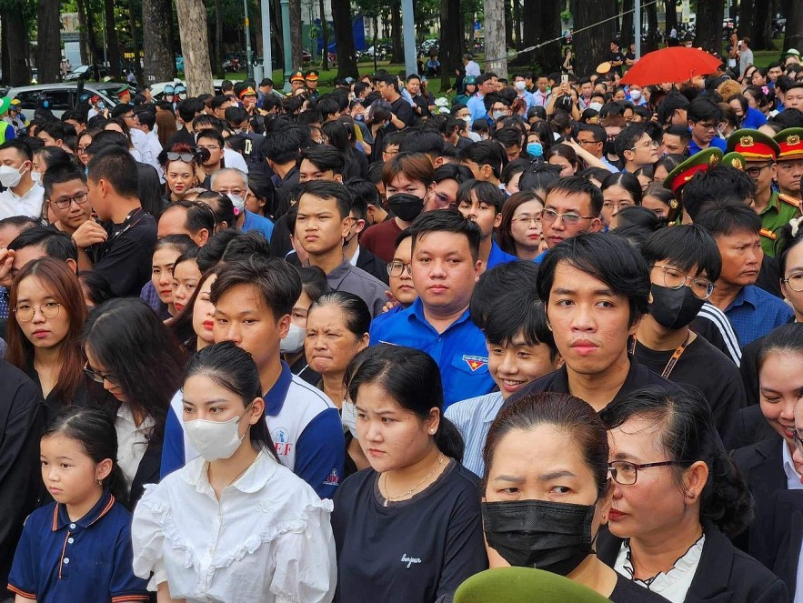 Người dân TP. Hồ Chí Minh đội mưa đến viếng Tổng Bí thư Nguyễn Phú Trọng