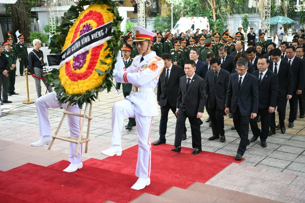 Đoàn Bộ Tài chính do Bộ trưởng Hồ Đức Phớc làm Trưởng đoàn viếng Tổng Bí thư Nguyễn Phú Trọng.