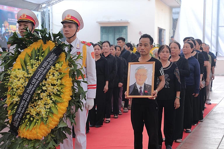 Sáng 26/7: Dòng người tiếp tục xếp hàng viếng Tổng Bí thư tại quê nhà và TP Hồ Chí Minh Dòng người tiếp tục nối dài viếng Tổng Bí thư Nguyên Phú Trọng tại quê nhà và TP Hồ Chí Minh