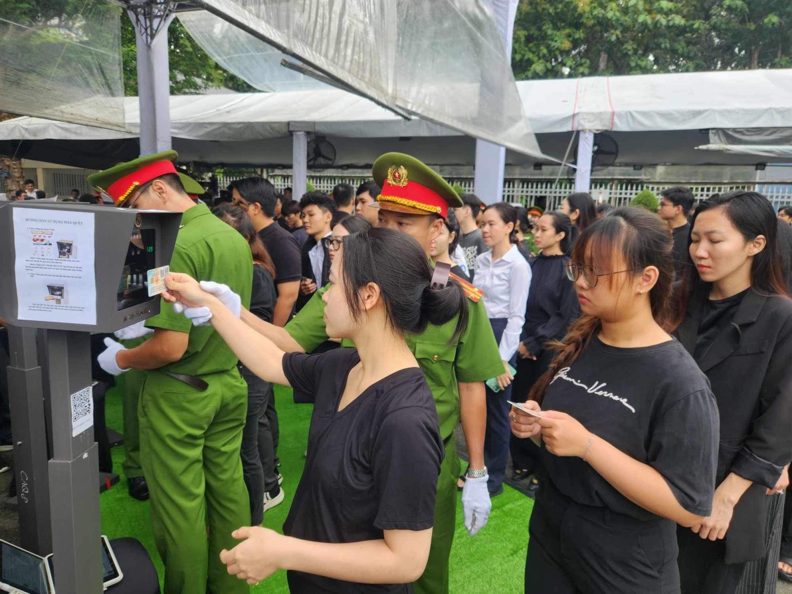 Dòng người tiếp tục nối dài viếng Tổng Bí thư Nguyên Phú Trọng tại quê nhà và TP Hồ Chí Minh Chú thích ảnh
