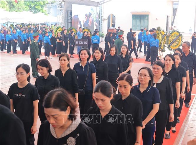 Dòng người tiếp tục nối dài viếng Tổng Bí thư Nguyên Phú Trọng tại quê nhà và TP Hồ Chí Minh Chú thích ảnh
