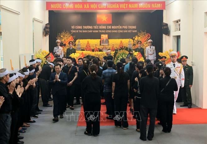 Dòng người tiếp tục nối dài viếng Tổng Bí thư Nguyên Phú Trọng tại quê nhà và TP Hồ Chí Minh Chú thích ảnh
