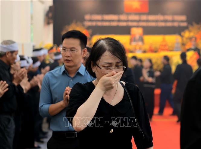 Dòng người tiếp tục nối dài viếng Tổng Bí thư Nguyên Phú Trọng tại quê nhà và TP Hồ Chí Minh Chú thích ảnh
