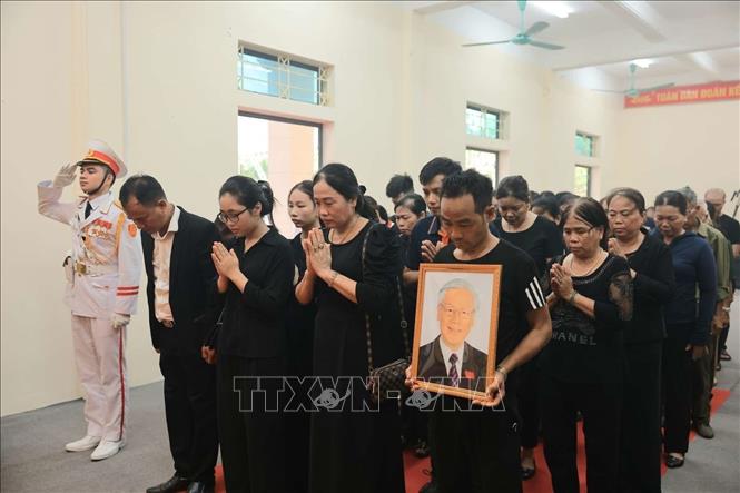 Dòng người tiếp tục nối dài viếng Tổng Bí thư Nguyên Phú Trọng tại quê nhà và TP Hồ Chí Minh Chú thích ảnh