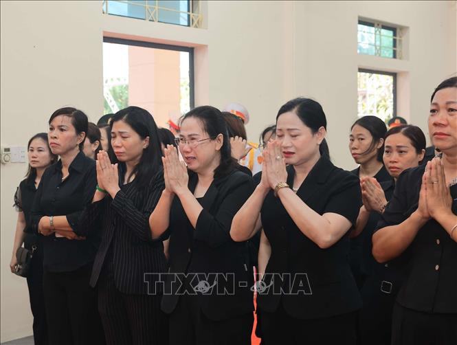 Dòng người tiếp tục nối dài viếng Tổng Bí thư Nguyên Phú Trọng tại quê nhà và TP Hồ Chí Minh Chú thích ảnh