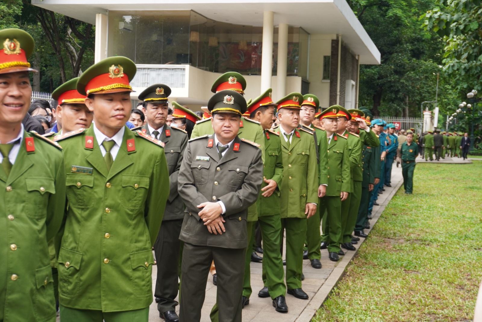 Dòng người tiếp tục nối dài viếng Tổng Bí thư Nguyên Phú Trọng tại quê nhà và TP Hồ Chí Minh Chú thích ảnh