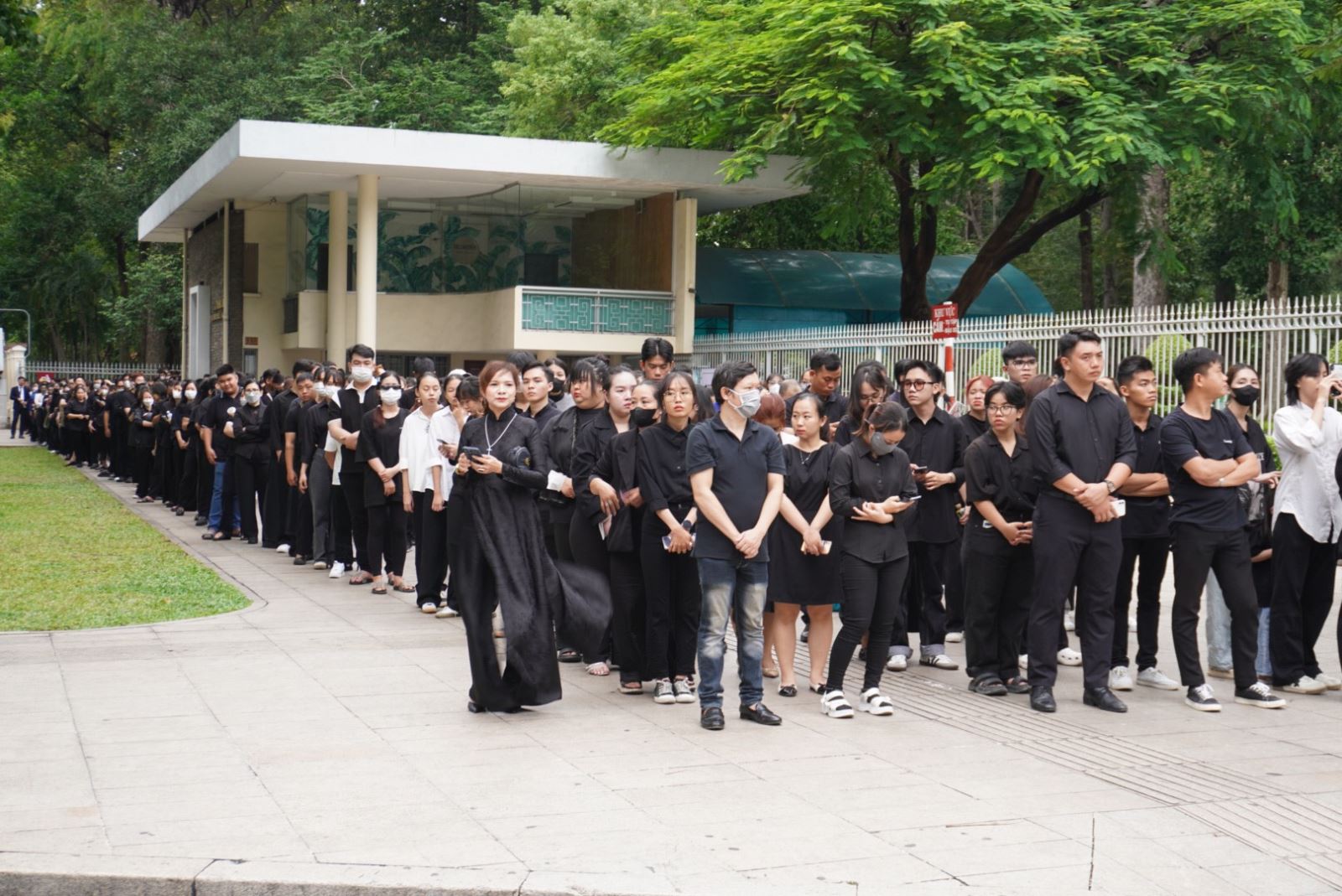 Dòng người tiếp tục nối dài viếng Tổng Bí thư Nguyên Phú Trọng tại quê nhà và TP Hồ Chí Minh Chú thích ảnh