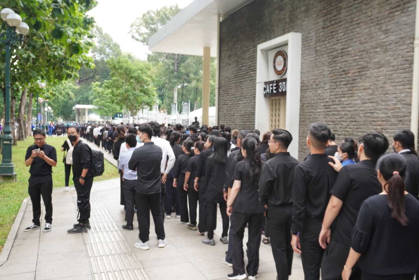 Dòng người tiếp tục nối dài viếng Tổng Bí thư Nguyên Phú Trọng tại quê nhà và TP Hồ Chí Minh Chú thích ảnh
