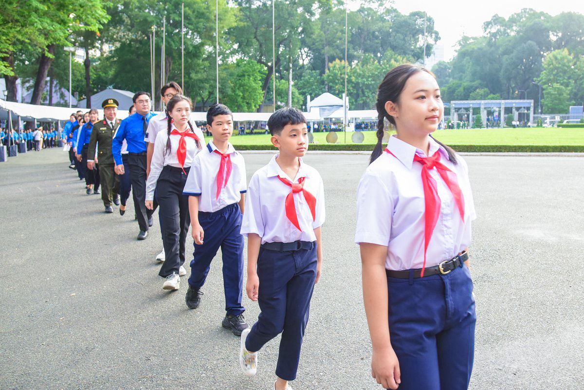 Dòng người tiếp tục nối dài viếng Tổng Bí thư Nguyên Phú Trọng tại quê nhà và TP Hồ Chí Minh Chú thích ảnh
