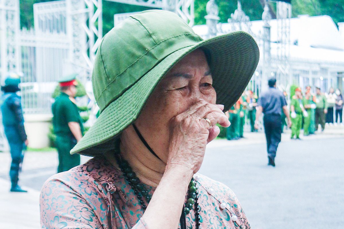 Dòng người tiếp tục nối dài viếng Tổng Bí thư Nguyên Phú Trọng tại quê nhà và TP Hồ Chí Minh Chú thích ảnh