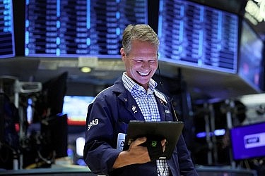 Chứng khoán Mỹ kết thúc tuần nhiều biến động, Dow Jones tăng hơn 650 điểm