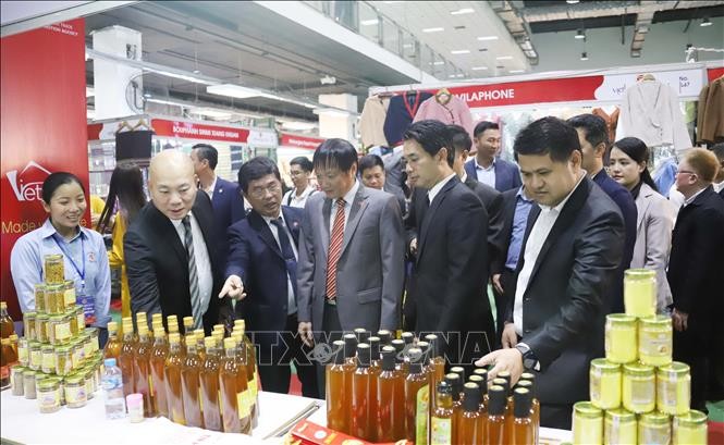 Vietnam, Laos strengthen trade relations