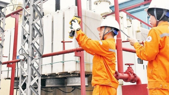 Lượng điện tiêu thụ tại Hà Nội liên tục tăng cao do nắng nóng, oi bức