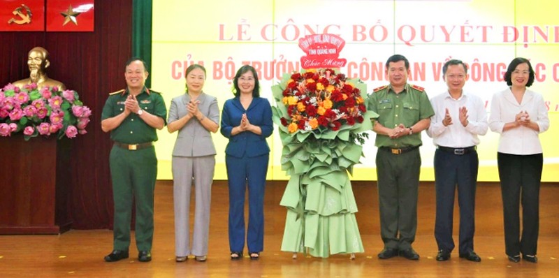 Lãnh đạo Tỉnh ủy, HĐND, UBND tỉnh tặng hoa chúc mừng Thiếu tướng Đinh Văn Nơi. Lãnh đạo Tỉnh ủy, HĐND, UBND tỉnh tặng hoa chúc mừng đồng chí Thiếu tướng Đinh Văn Nơi, Cục trưởng Cục An ninh chính trị nội bộ, Bộ Công an.