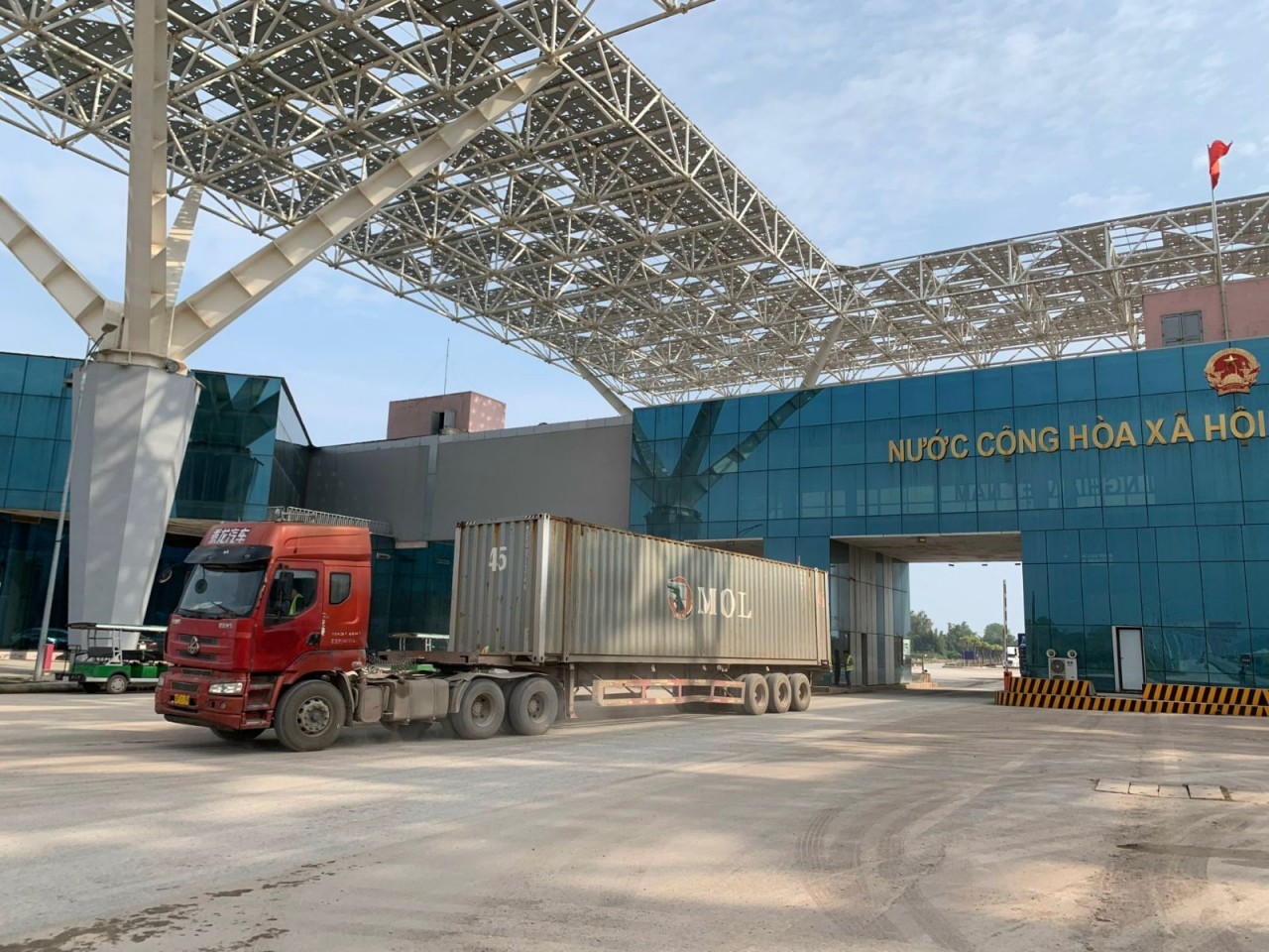 Hoạt động XNK qua cửa khẩu Móng Cái, tỉnh Quảng Ninh
